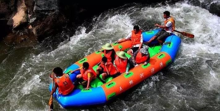 宜昌朝天吼漂流旅游攻略_宜昌市区到朝天吼漂流路线_宜昌朝天吼漂流需要带雨衣吗