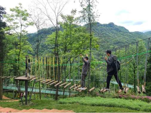 大邑鹤鸣山山崖营基地_大邑县的鹤鸣山_大邑鹤鸣山游玩攻略