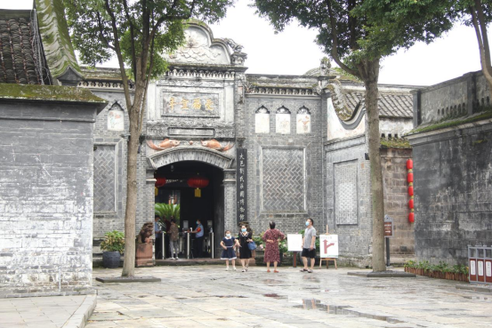 大邑鹤鸣山山崖营基地_大邑鹤鸣山游玩攻略_大邑县的鹤鸣山