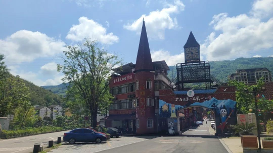 大邑县的鹤鸣山_大邑鹤鸣山游玩攻略_大邑鹤鸣山山崖营基地