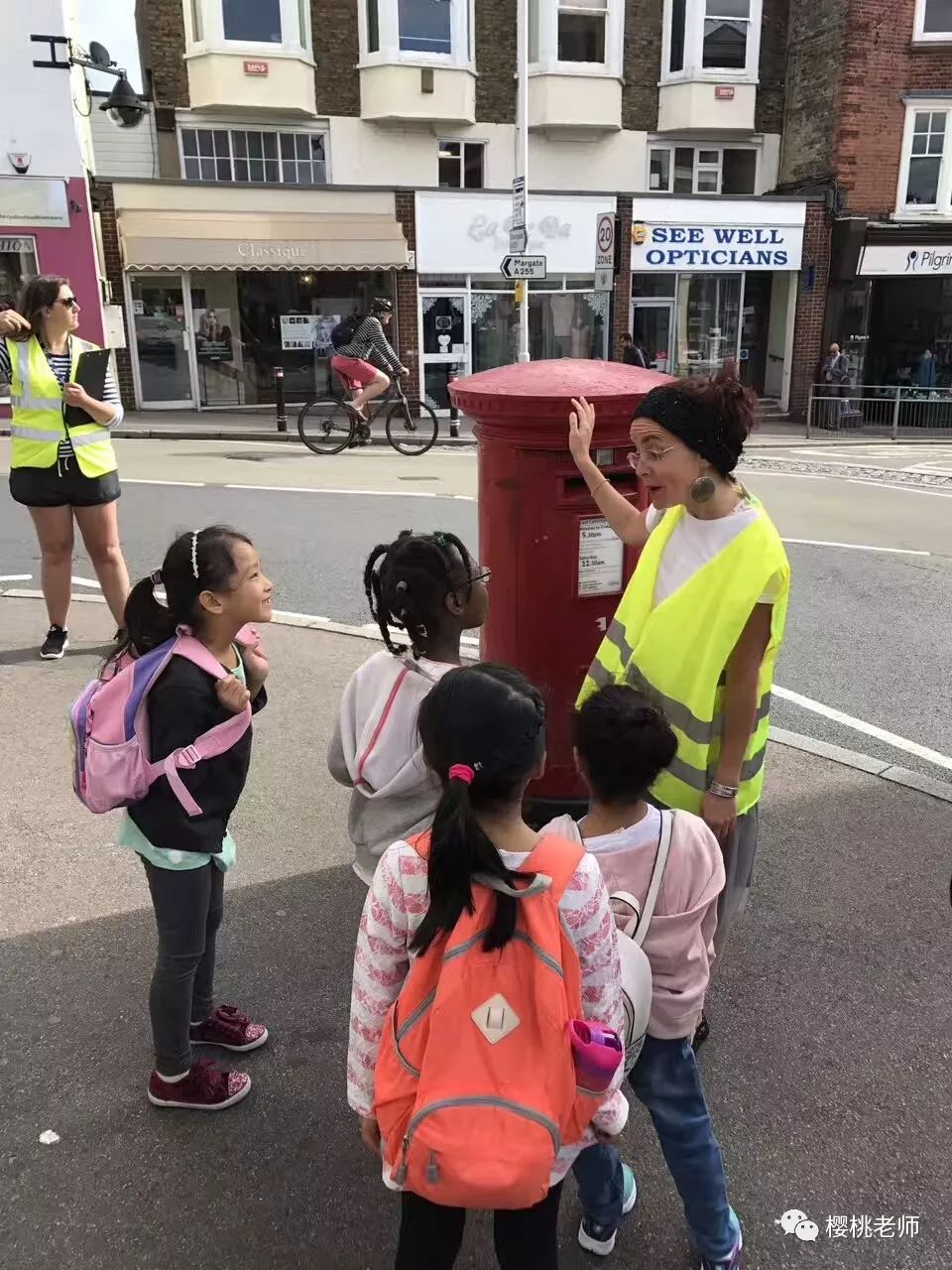 出国旅游实用英语对话及词汇手册_实用出国旅游常用英语口语_出国旅游英语100句对话