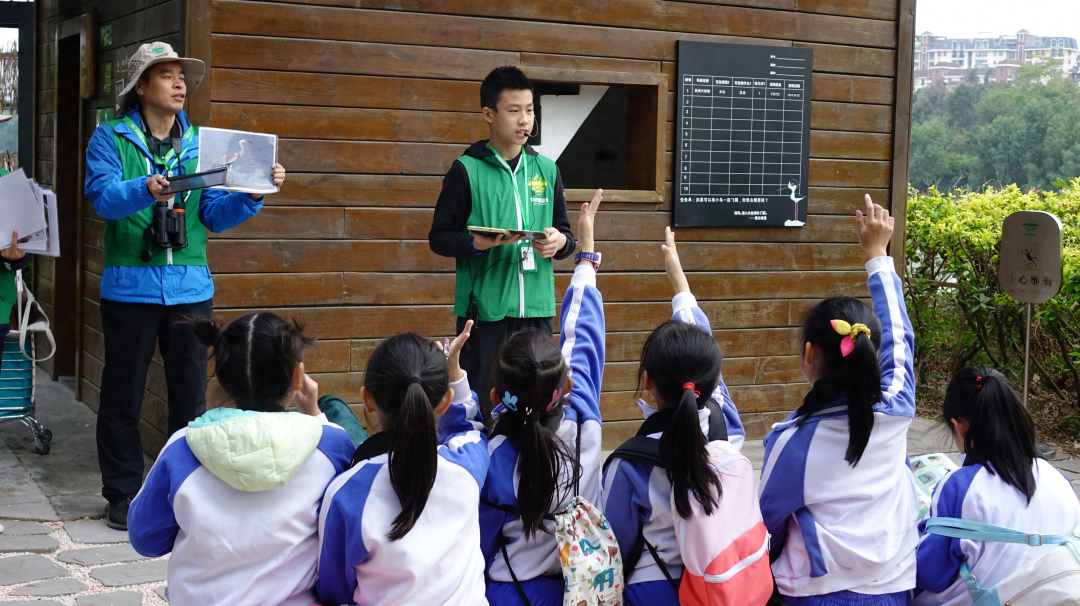 华侨城湿地自然学校环保志愿教师雄鹰为观众讲解湿地生态知识