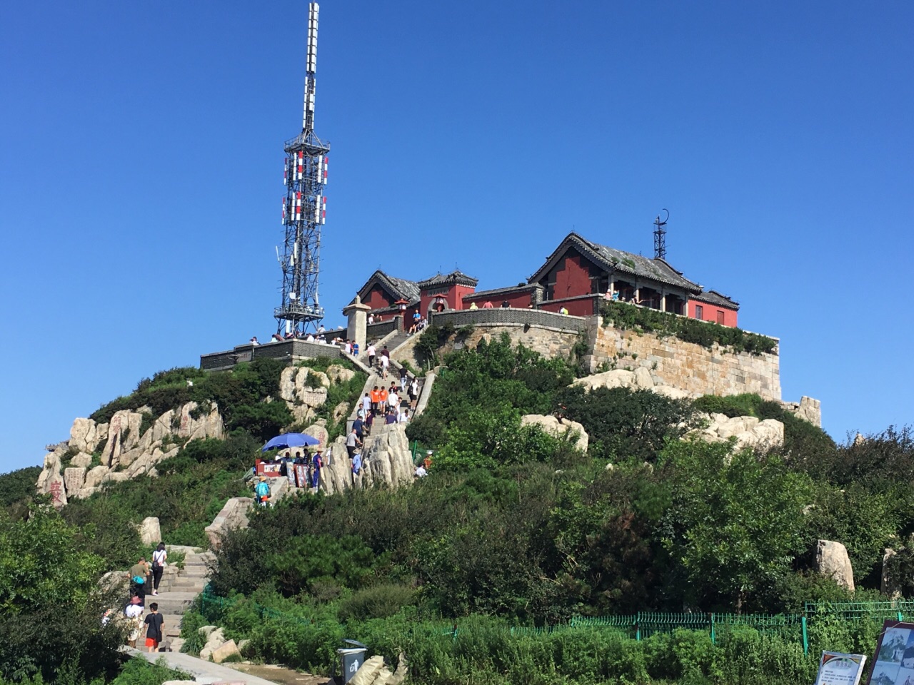 山东十大著名旅游景点之泰山烟雨泰山大成殿